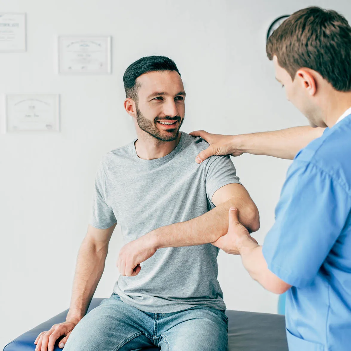 Ärztliche Untersuchung der Schulter eines Patienten im Zentrum